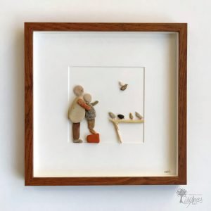 Cuadro de decoración con piedras hecho a mano en Barcelona guijarros madera de deriva Padre e hija en honor a una persona fallecida vuela alto UdanasArt pieza única
