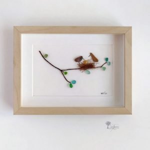 Cuadro de decoración con piedras hecho a mano en Barcelona con guijarros madera de deriva cristales del mar pajaritos con huevos en el nido En la dulce espera UdanasArt