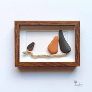 Cuadro con piedras A quien se parece decoración infantil divertida hecha a mano en Barcelona con guijarros UdanasArt