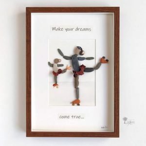Cuadro de decoración personalizado con piedras chica adolescente enseñando patinaje a una niña no dejes de perseguir tus sueños Make your dreams come true UdanasArt
