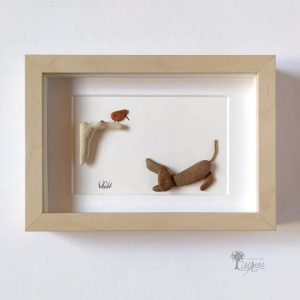Cuadro de decoración del hogar hecho a mano en Barcelona con piedras guijarros madera de deriva perro salchicha jugando con pajarito Play time pieza única UdanasArt