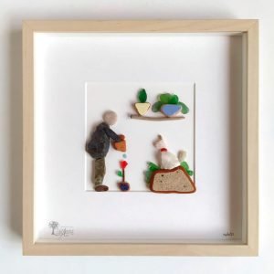 Cuadro de decoración personalizado hecho a mano en Barcelona con piedras guijarros maderas de deriva cristales del mar Regando las plantas con Yuki el gato blanco Pieza única UdanasArt