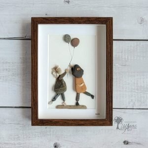 Cuadro con piedras amigas para siempre decoración infantil hecho a mano en Barcelona con piedras guijarros madera de derivas Pieza única UdanasArt