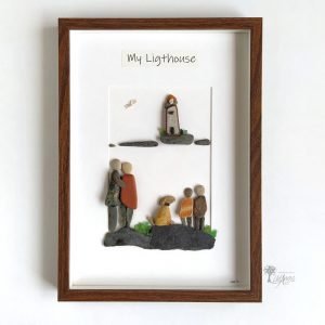 Cuadro de decoración personalizado hecho a mano en Barcelona con piedras guijarros cristales del mar Familia frente al mar viendo hacia el faro My lighthouse Pieza única UdanasArt