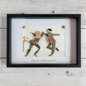 Cuadro de decoración del hogar hecho a mano en Barcelona con piedras guijarros madera de deriva cristales del mar pareja bailando música salsa Que el ritmo no pare pieza única UdanasArt
