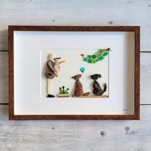 Cuadro de decoración personalizado hecho a mano con materiales recogidos del suelo en playas de Barcelona piedras guijarros madera de deriva Tardes bonitas con el abuelo pieza única UdanasArtTardes con el abuelo