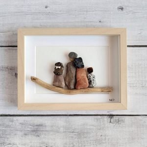 Cuadro de decoración personalizado hecho a mano con materiales recogidos del suelo en playas de Barcelona piedras guijarros madera de deriva familia cuatro pieza única UdanasArt