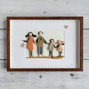 Cuadro de decoración personalizado con piedras hecho a mano con materiales recogidos del suelo en playas de Barcelona piedras guijarros madera de deriva Familia unida pieza única UdanasArt