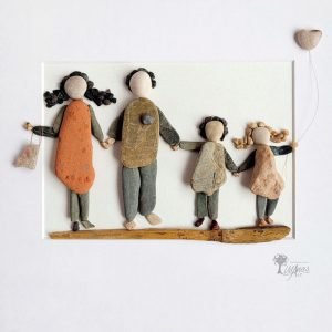 Cuadro de decoración personalizado con piedras hecho a mano con materiales recogidos del suelo en playas de Barcelona piedras guijarros madera de deriva Familia unida pieza única UdanasArt