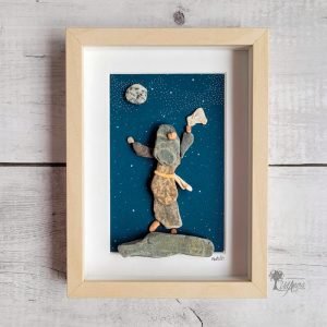 Cuadro con piedras Gitana bailando con la luna Decoración para el hogar hecho a mano en Barcelona pieza única piedras y conchas marinas UdanasArt