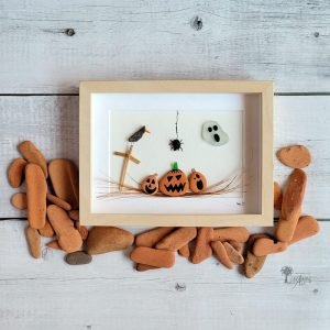 Cuadro con piedras Halloween ideal para decoración la noche de brujas hecho a mano en Barcelona piedras cristales del mar madera de deriva UdanasArt
