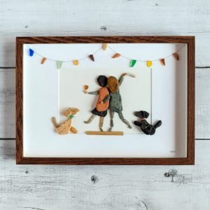 Cuadro de decoración personalizado hecho a mano con materiales recogidos del suelo en playas de Barcelona piedras guijarros madera de deriva cristales del mar Hermanas juntas pieza única UdanasArt