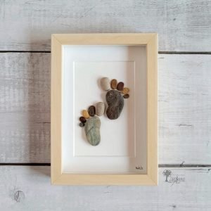Cuadro con piedras Huellas de bebé decoración infantil original recuerdo nacimiento guijarros UdanasArt