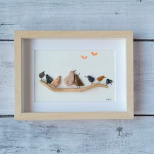 Cuadro con piedras Llegan los primos del norte hecho a mano en Barcelona con guijarros madera de deriva conchas marinas UdanasArt