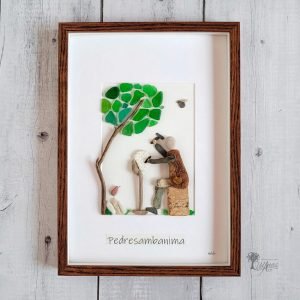 Cuadro con piedras Pedresambanima decoración personalizada hecho a mano en Barcelona con materiales recogidos del suelo en playas de Barcelona guijarros madera de deriva cristales del mar pieza única UdanasArt