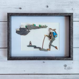 Cuadro de decoración personalizado hecho a mano con materiales recogidos del suelo en playas de Barcelona piedras guijarros madera de deriva cristales del mar Jorge mountain pieza única UdanasArt