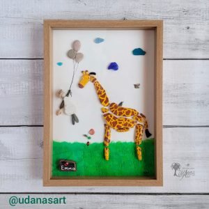 Cuadro de decoración personalizado hecho a mano con materiales recogidos del suelo en playas de Barcelona piedras guijarros madera de deriva cristales del mar Emma niña globos y jirafa pieza única UdanasArt