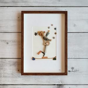 Cuadro de decoración personalizado hecho a mano con materiales recogidos del suelo en playas de Barcelona piedras guijarros madera de deriva cristales del mar Payaso haciendoMalabares pieza única UdanasArt