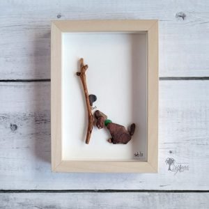 Decoración infantil Cuadro con piedras El perro y el caracol hecho a mano en Barcelona guijarros piedras madera de deriva UdanasArt