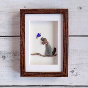 Decoración para el hogar Cuadro con piedras El perro y la mariposa hecho a mano en Barcelona con piedras madera de deriva cristales del mar UdanasArt