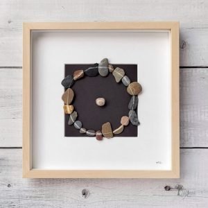 Decoración para el hogar u oficinas Cuadro con piedras Círculo lineal hecho a mano con piedras con veta blanca natural UdanasArt