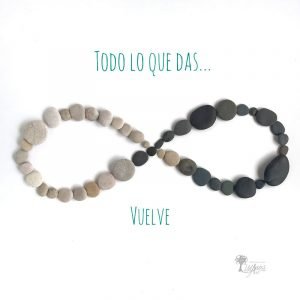 Frase motivadora con piedras Todo lo que das, vuelve hecho a mano en Barcelona.