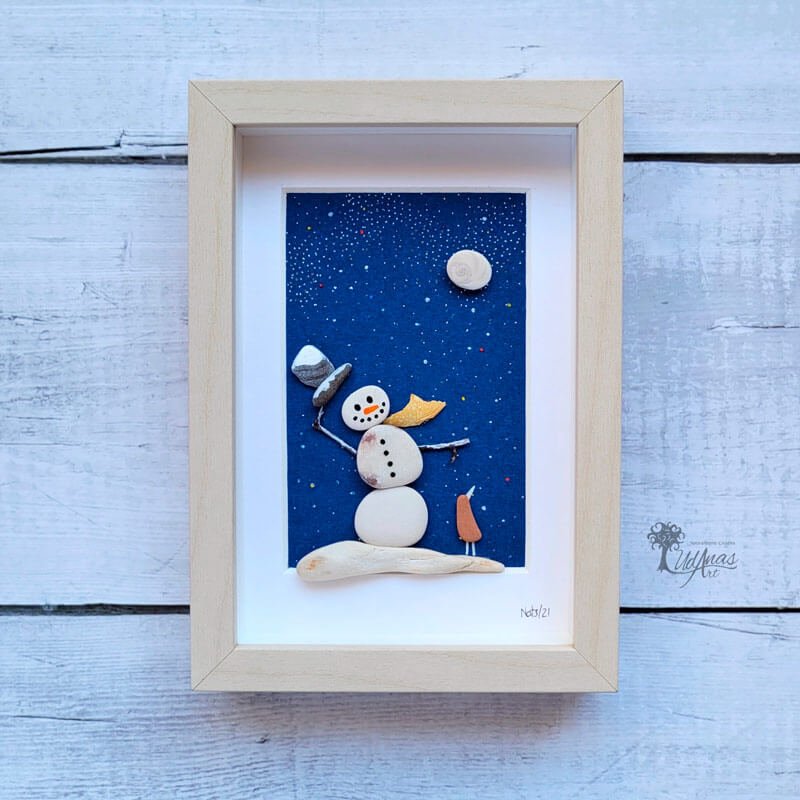 Cuadro decorativo con piedras hecho a mano con materiales recogidos del suelo en playas de Barcelona Guijarros piedras The snowman and the moon pieza única UdanasArt
