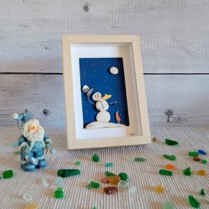 Cuadro decorativo con piedras hecho a mano con materiales recogidos del suelo en playas de Barcelona Guijarros piedras The snowman and the moon pieza única UdanasArt
