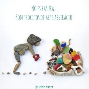 Frase motivadora con piedras No es basura, son trocitos de arte abstracto hecho a mano en Barcelona.