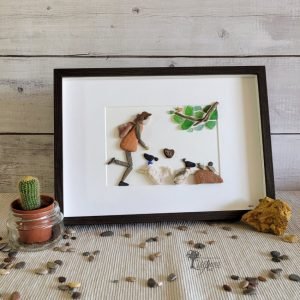 Cuadro de decoración hecho a mano con piedras guijarros madera de deriva cristales del mar y otros materiales recogidos del suelo Chica paseando con sus mascotas UdanasArt