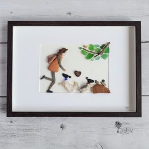 Cuadro con piedras carol thelma and louise decoración hogar regalo original amante de los perros hecho a mano en Barcelona piedras cristales del mar UdanasArt