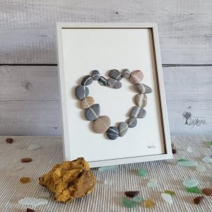Cuadro de decoración hecho a mano con guijarros de playa con veta blanca día de los enamorados UdanasArt