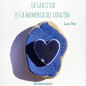 Fotografía de piedras corazón azul gratitud frases de motivación positiva UdanasArt