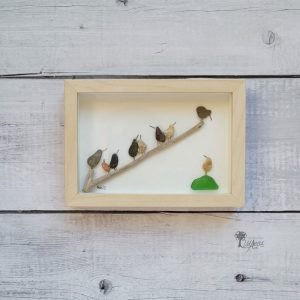 Cuadro de decoración para el hogar hecho a mano en Barcelona con guijarros y madera de deriva Domingos al sol UdanasArt