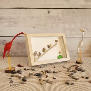 Cuadro de decoración hecho a mano con guijarros y madera de deriva pájaros tomando el sol UdanasArt