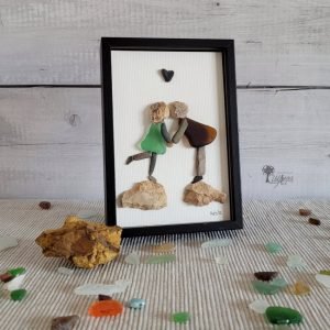 Cuadro de decoración hecho a mano con guijarros piedras cristales del mar conchas marinas pareja beso día de los enamorados San Valentín UdanasArt