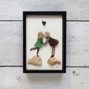 Cuadro de decoración hecho a mano con guijarros piedras cristales del mar conchas marinas pareja beso día de los enamorados San Valentín UdanasArt