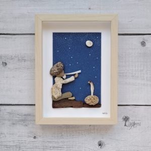 Cuadro con piedras El encantador de serpientes decoración hogar hecho a mano en Barcelona con guijarros, madera de deriva conchas marinas UdanasArt