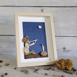 Cuadro de decoración hecho a mano con guijarros, madera de deriva conchas marinas Encantador de serpientes en la noche bajo la luna UdanasArt