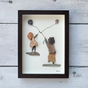 Cuadro con piedras para decoración del hogar hecho a mano con guijarros piedras niñas amigas jugando con globos regalo bonito UdanasArt