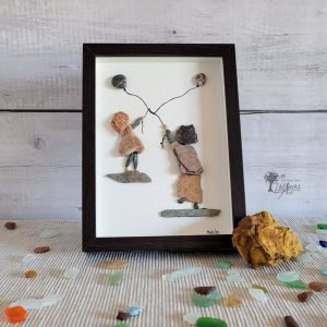 Cuadro de decoración hecho a mano con guijarros piedras niñas amigas jugando con globos regalo bonito UdanasArt