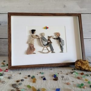 Cuadro de decoración hecho a mano con guijarros piedras maderas de deriva cristales del mar familia venezolana madre padre en mecedora hija y gata UdanasArt