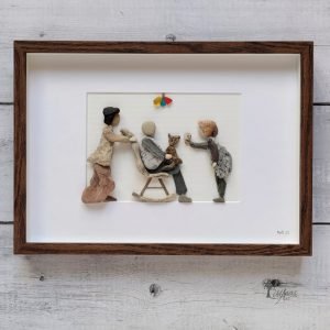 Cuadro con piedras Familia Venezolana decoración para el hogar hecho a mano en Barcelona con guijarros piedras maderas de deriva cristales del mar UdanasArt