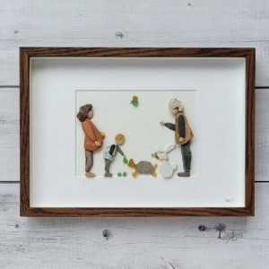 Cuadro de decoración hecho a mano con guijarros piedras cristales del mar familia madre embarazada hijo y mascotas tortuga conejo agapornis UdanasArt