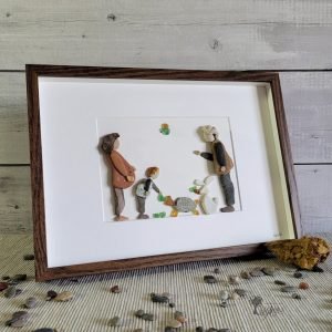 Cuadro de decoración hecho a mano con guijarros piedras cristales del mar familia madre embarazada hijo y mascotas tortuga conejo agapornis UdanasArt