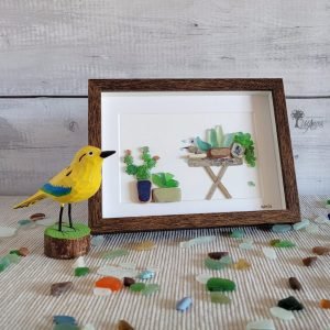 Cuadro de decoración hecho a mano con guijarros piedras maderas de deriva cristales de mar pajarito bañándose plantas cactus regalo bonito UdanasArt
