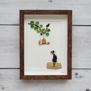 Cuadro con piedras Miradas decoración para el hogar hecho a mano en Barcelona con guijarros piedras madera de deriva cristales del mar UdanasArt