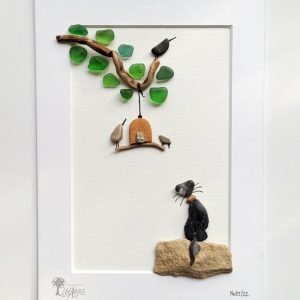 Cuadro de decoración hecho a mano con guijarros piedras madera de deriva cristales del mar gato negro pajaritos en comedero cruzando miradas regalo bonito UdanasArt