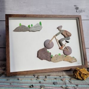 Cuadro de decoración personalizado hecho a mano con guijarros piedras madera de deriva deporte extremo bicicleta de montaña UdanasArt