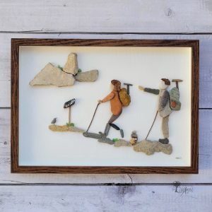 Cuadro con piedras Objetivo Urriellu decoración para senderistas hecho a mano en Barcelona con guijarros piedras madera de deriva reciclaje creativo UdanasArt
